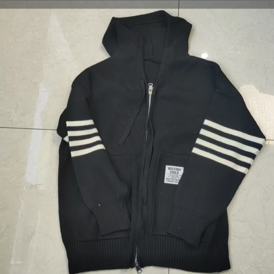 潮流款黑色四杠连帽大兜毛衣