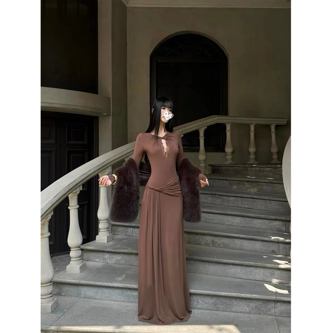 法式复古咖色蕾丝拼接镂空扭结针织弹力长袖修身褶皱长裙秋