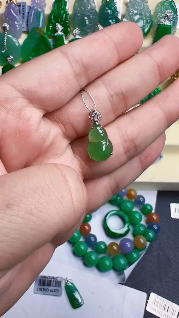 翡翠18K金镶嵌颈饰葫芦