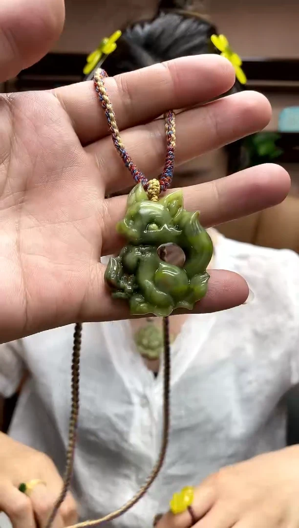 岫玉未镶嵌吊坠·