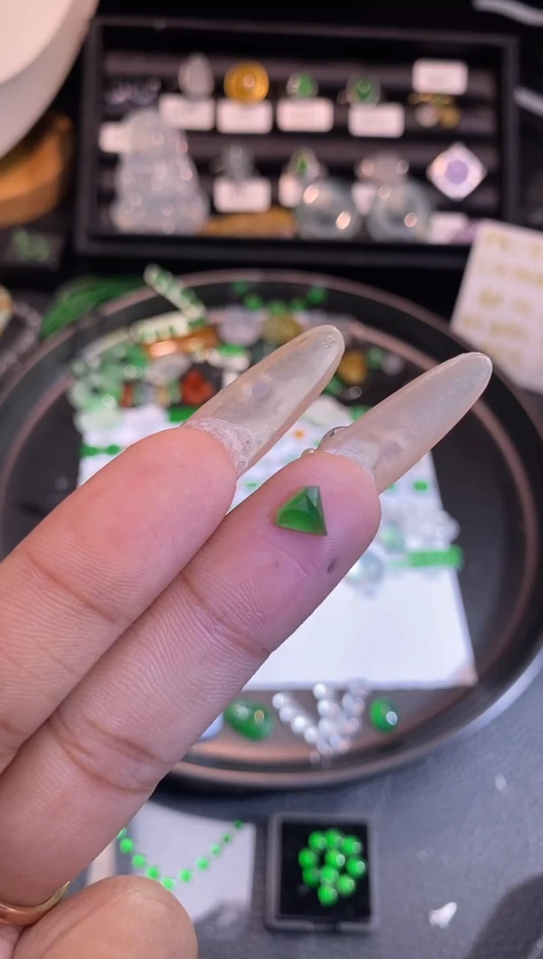 【闪购商品】翡翠挂件未镶嵌切割