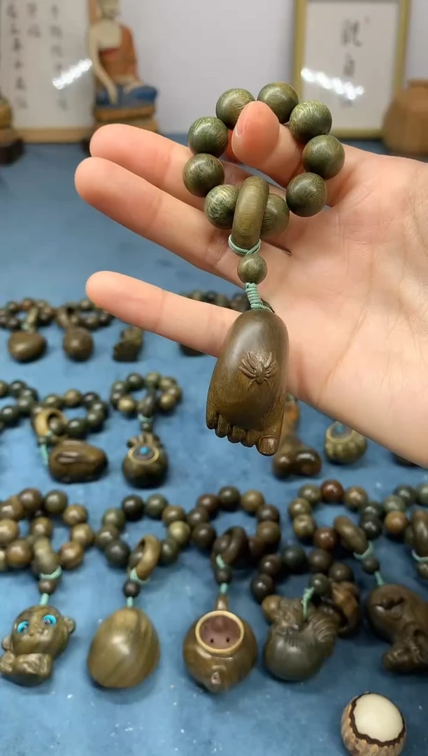 【闪购商品】维腊木（绿檀）把件知足常乐 盘玩件