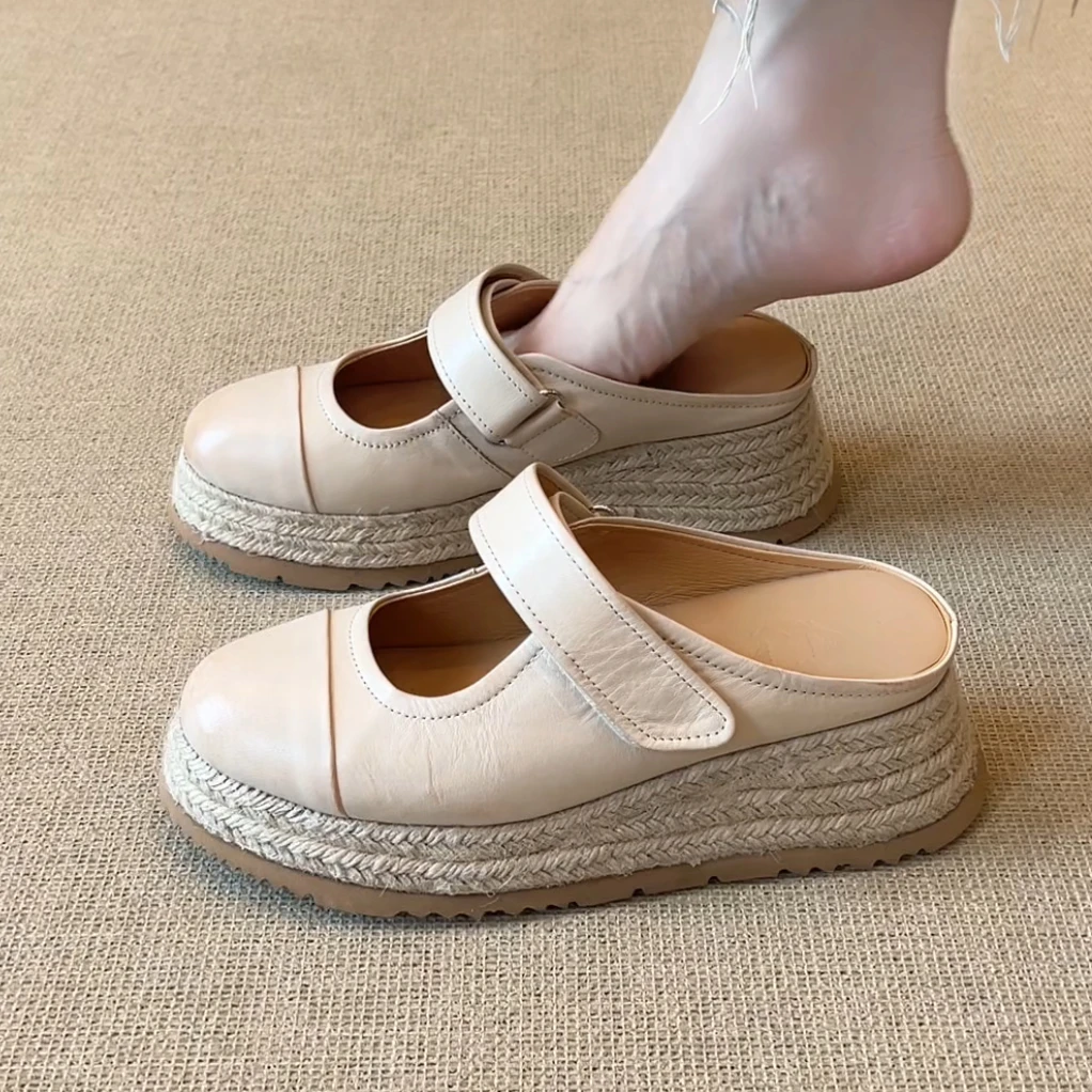 RubyL/5cm2025年夏季极简休闲风草编松糕底舒适百搭纯色包头拖鞋