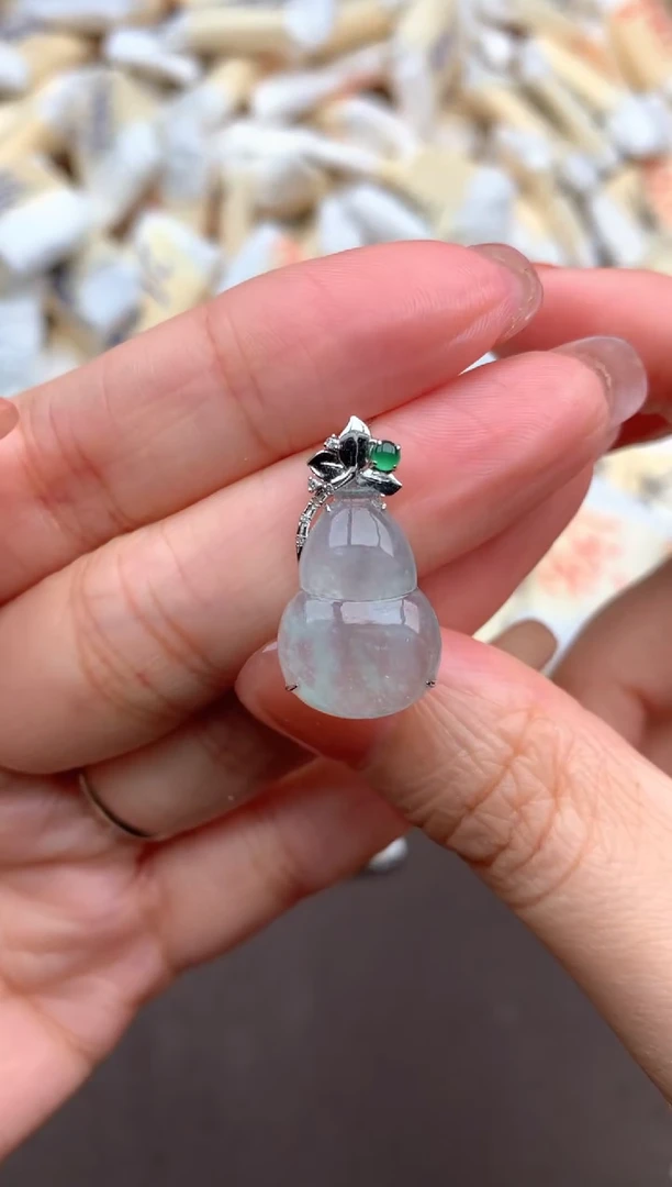 18K金镶嵌挂件翡翠—