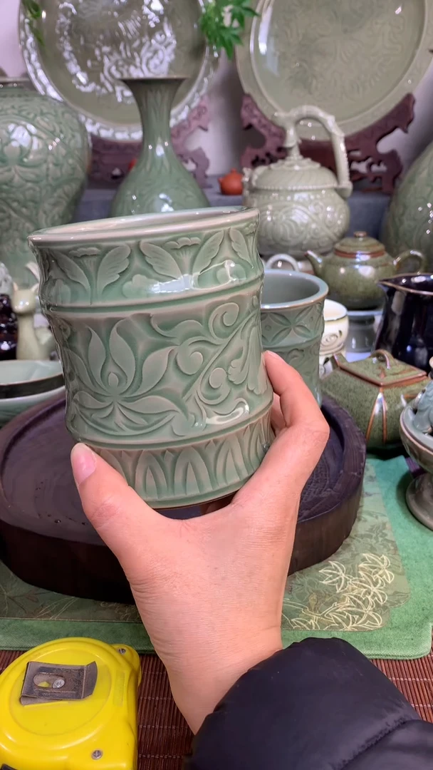 夏*周耀州窑微瑕矿点缠枝莲纹笔筒一只