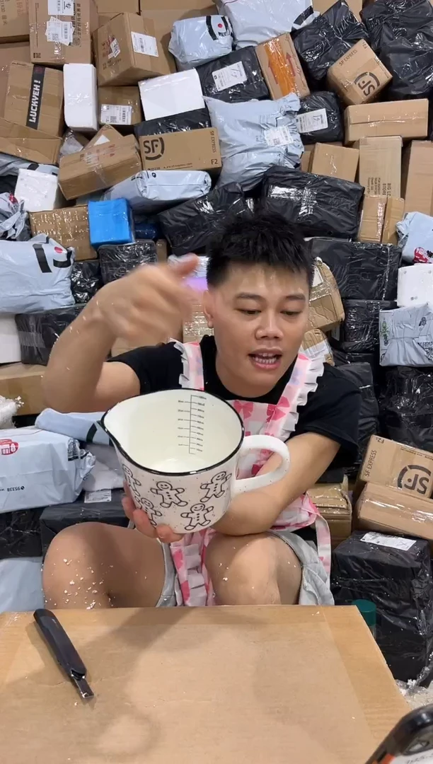 瓷片姜饼人奶壶
