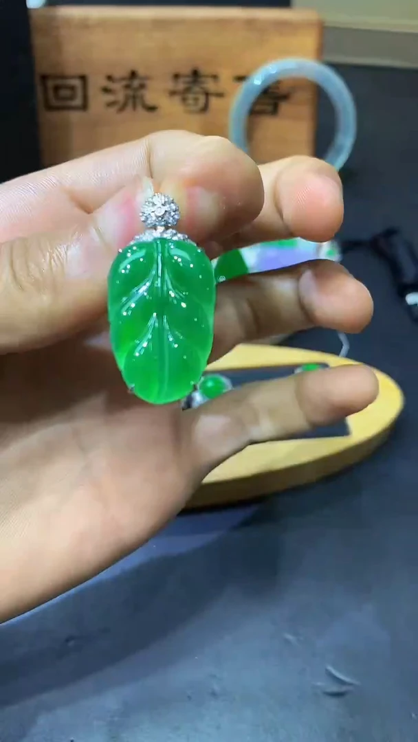 翡翠18K金镶嵌颈饰团购