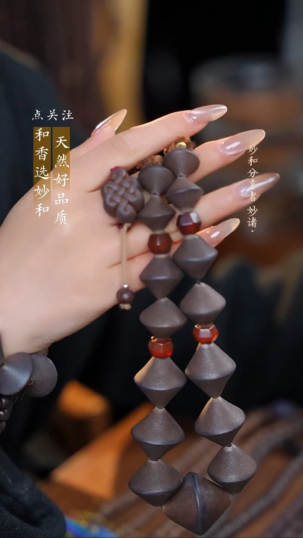 泥塑次第花开大爱无疆香云纱脖挂款式