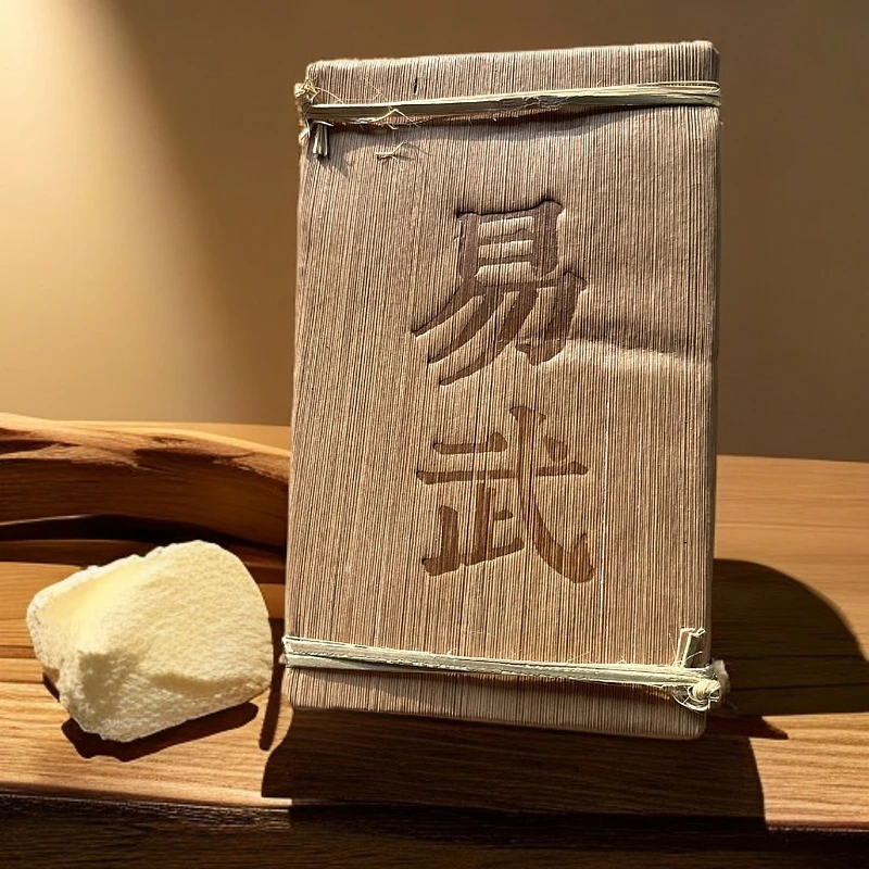 云南普洱茶勐腊茶区2006年易武药香老白茶250克一砖