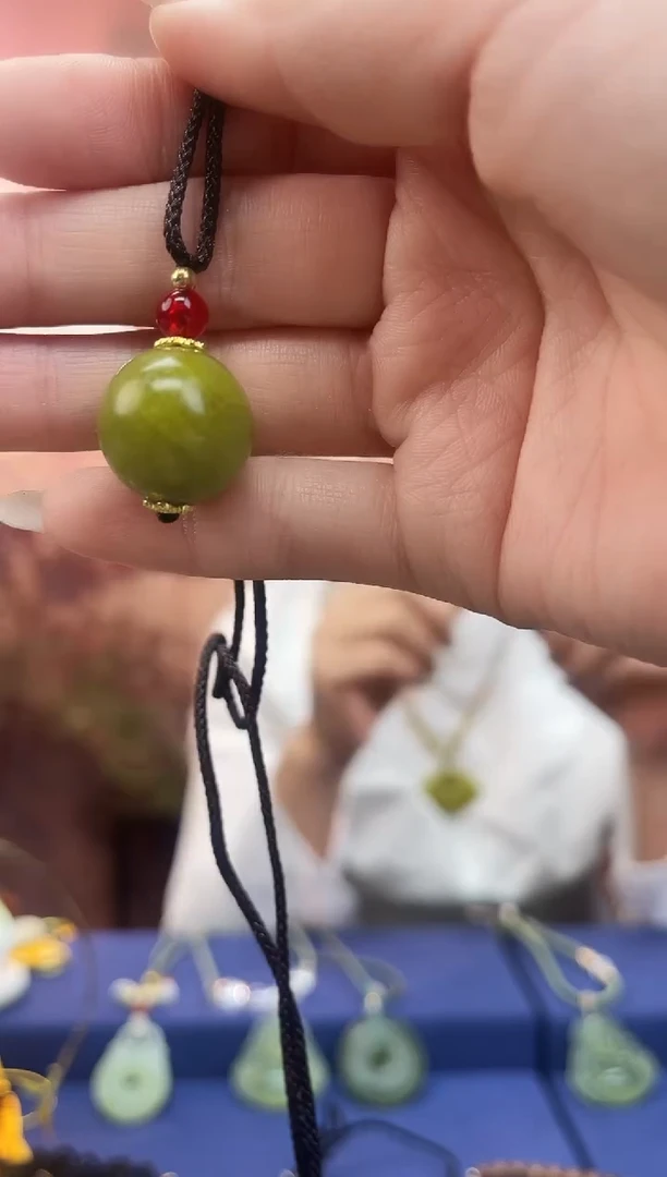 未镶嵌岫玉吊坠`
