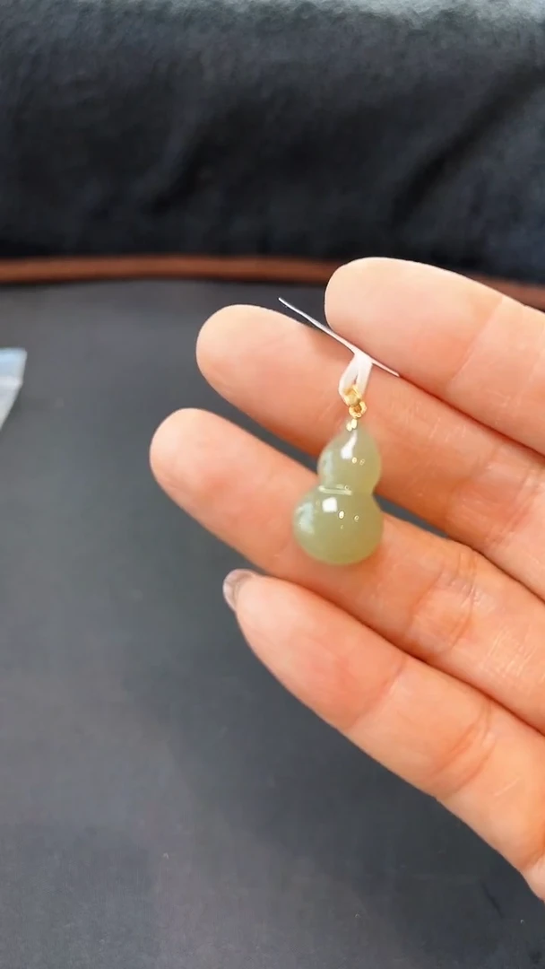 和田玉18K金镶嵌吊坠(赠链)花扣晴葫芦浅