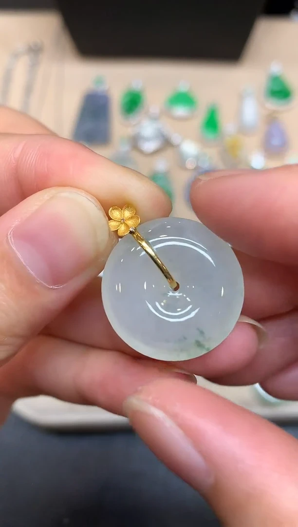 颈饰18K金镶嵌翡翠平安扣【无服务费