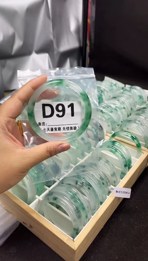【闪购商品】石英岩玉手镯未镶嵌D91