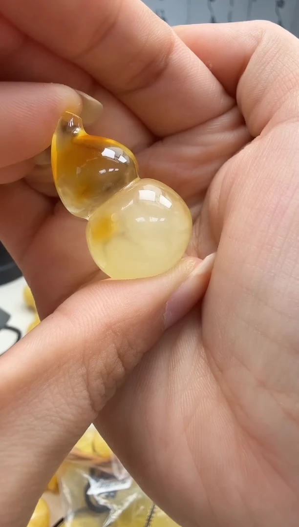 未镶嵌琥珀裸石如图