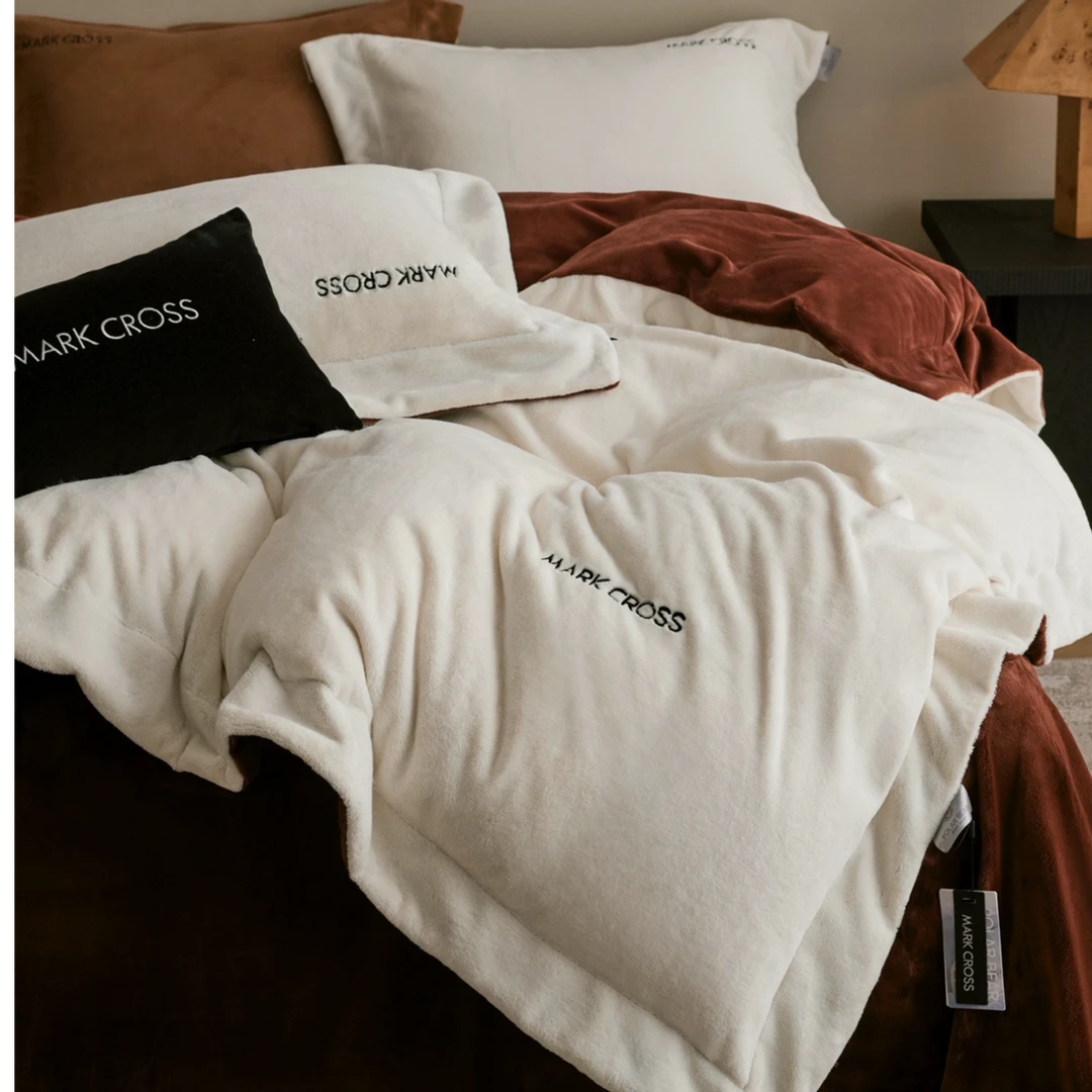 艾一家居 -MARK CROSS=A类抑菌防螨吸湿排汗熊极绒四件套