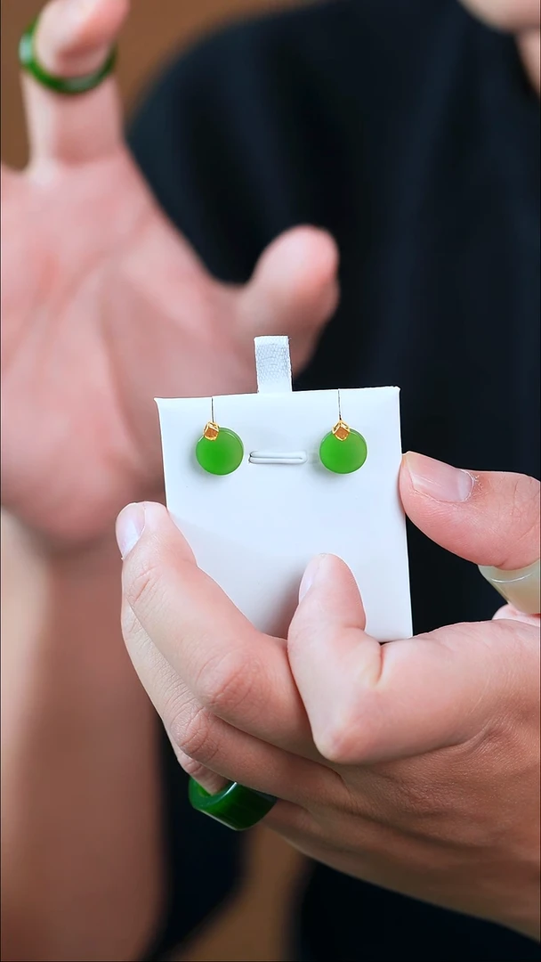 18K金镶嵌和田玉（碧玉）耳钉方圆之间