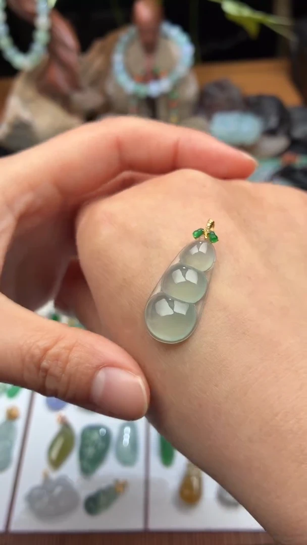 吊坠(不含链)18K金镶嵌翡翠豆子