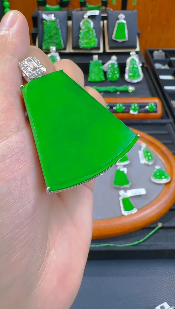 吊坠(赠链)银S925镶嵌翡翠墨****豆天然A货翡翠