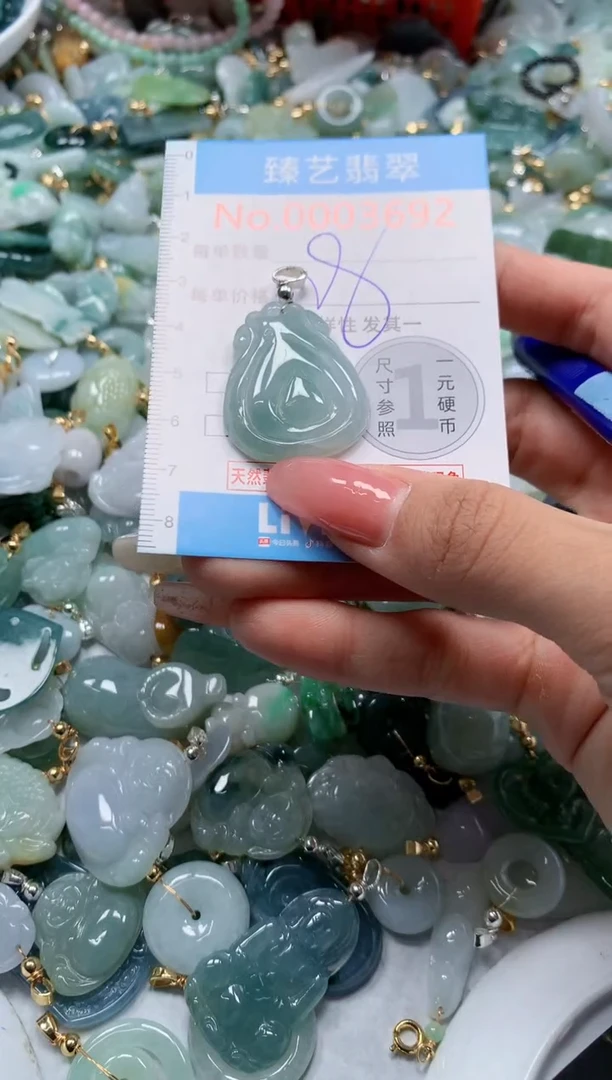 翡翠未镶嵌颈饰3692