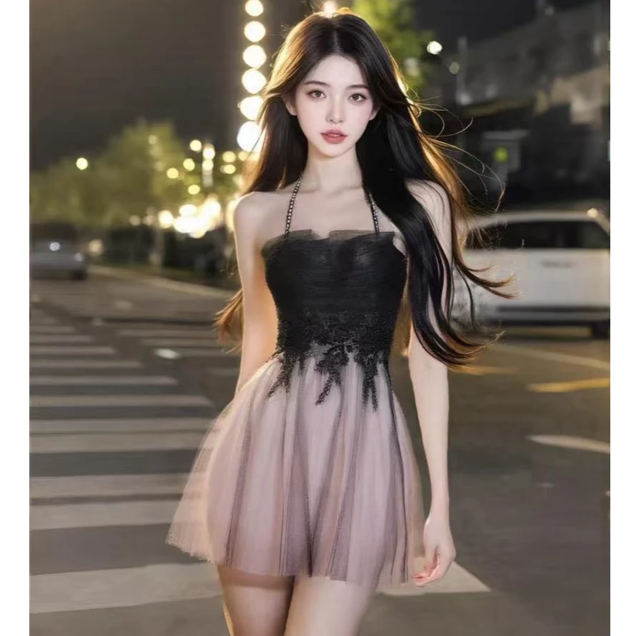 辣妹性感挂脖时尚气质小众设计感新款纯欲连衣裙拼接夏季显瘦收腰