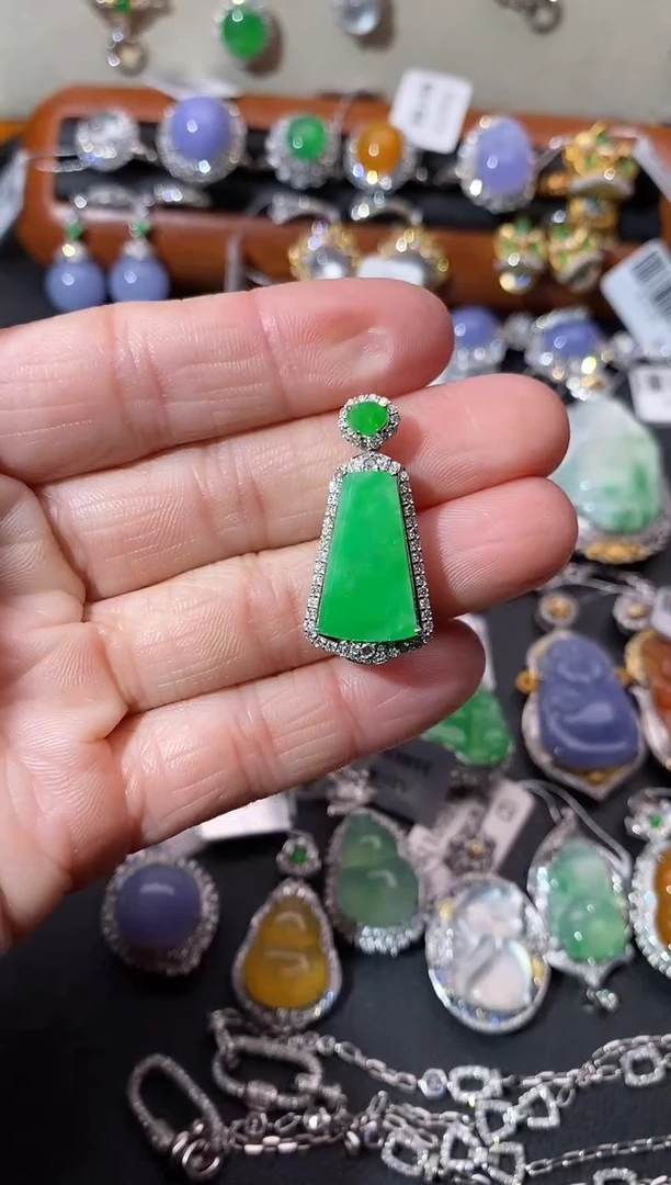 【闪购商品】翡翠吊坠(不含链)18K金镶嵌吊坠