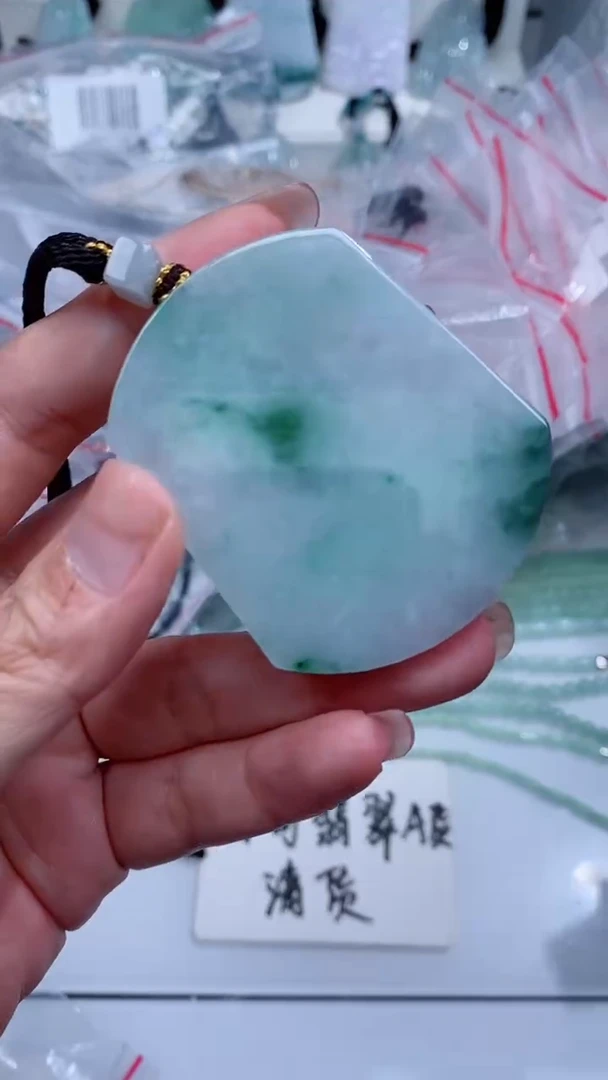颈饰未镶嵌翡翠吊坠