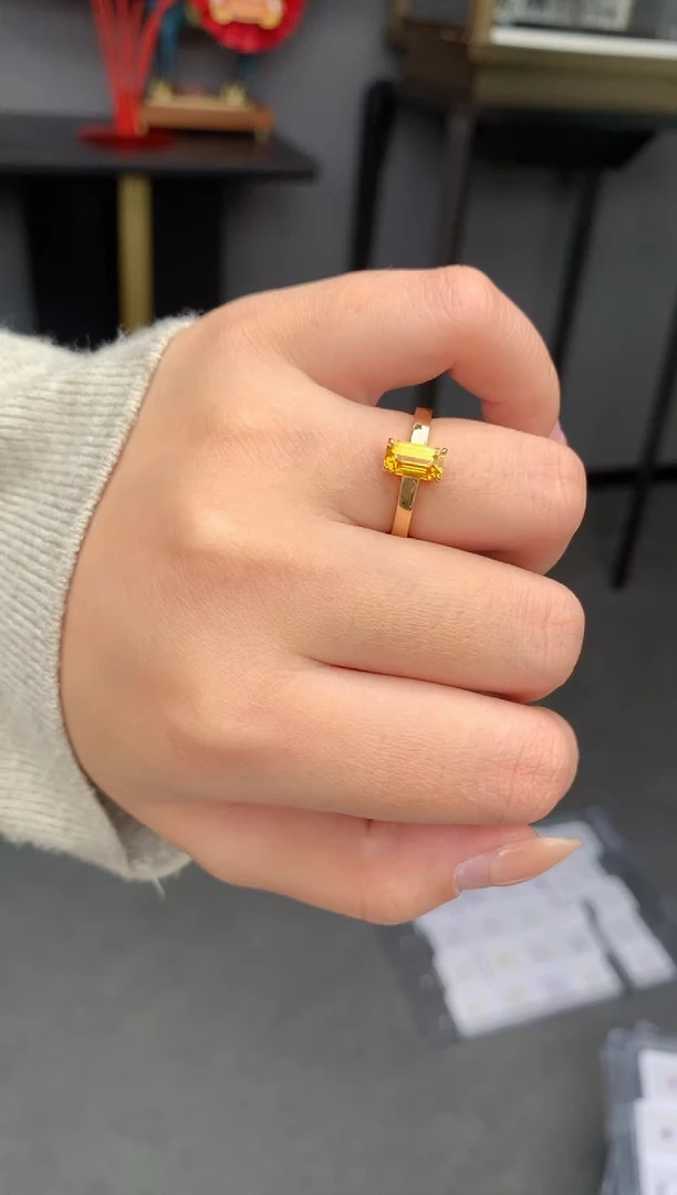【闪购商品】彩色蓝宝石戒指18K金镶嵌1.5ct黄蓝宝戒指