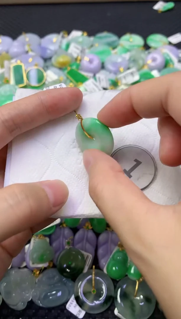 颈饰18K金镶嵌翡翠天然缅甸翡翠A货