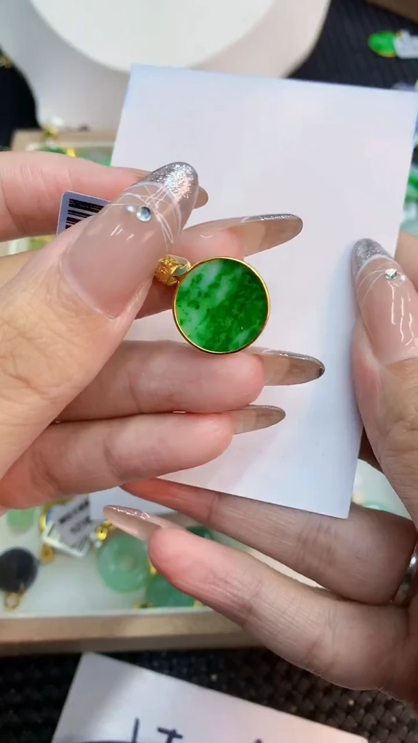 翡翠未镶嵌颈饰1