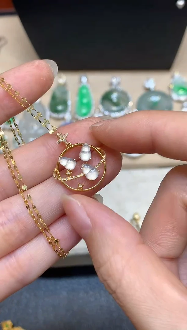 颈饰18K金镶嵌翡翠葫芦【无服务费