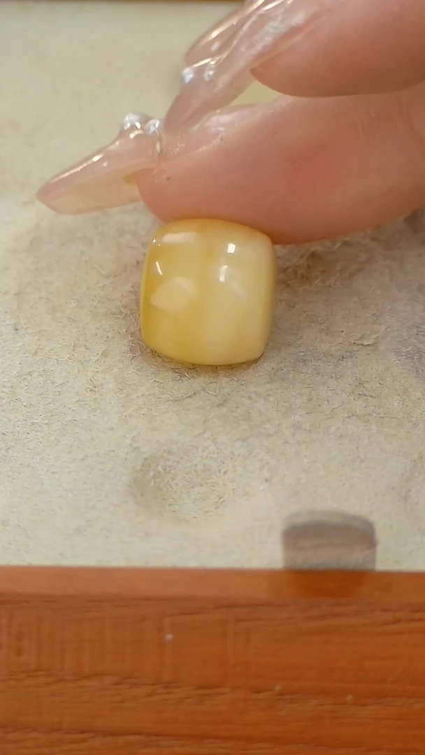 【闪购商品】蜜蜡裸石未镶嵌俄料直切12.4*11mm1.183克