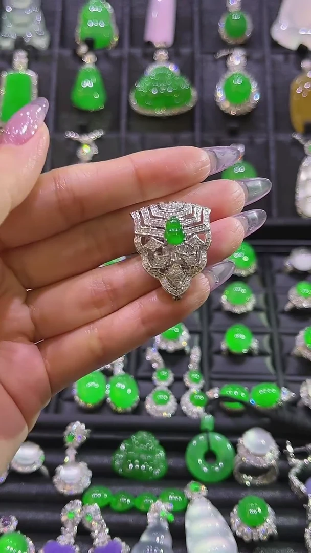 颈饰18K金镶嵌翡翠吊坠