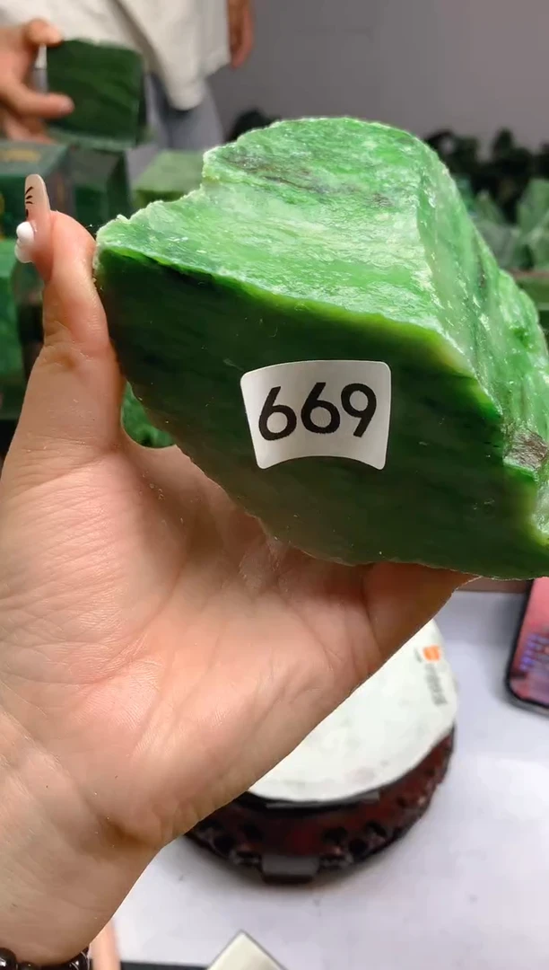 和田玉（碧玉）未镶嵌珠宝半成品669