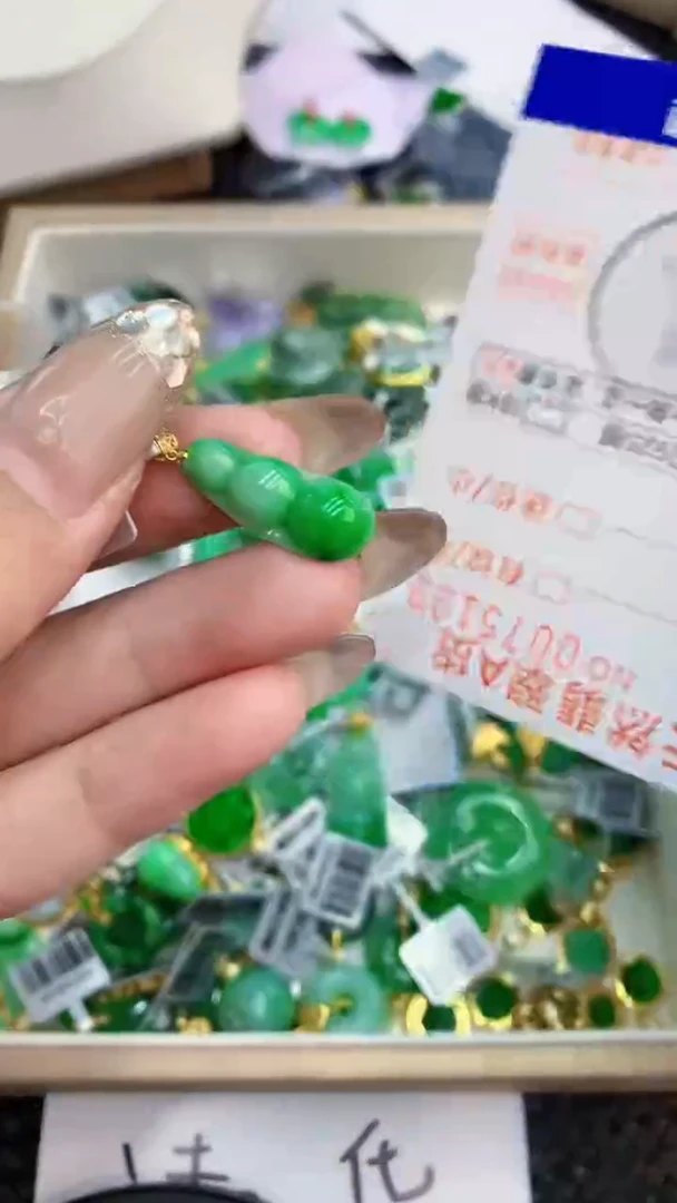 翡翠18K金镶嵌颈饰           1