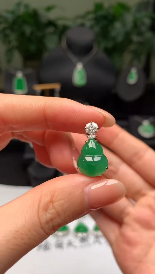 颈饰18K金镶嵌翡翠葫芦