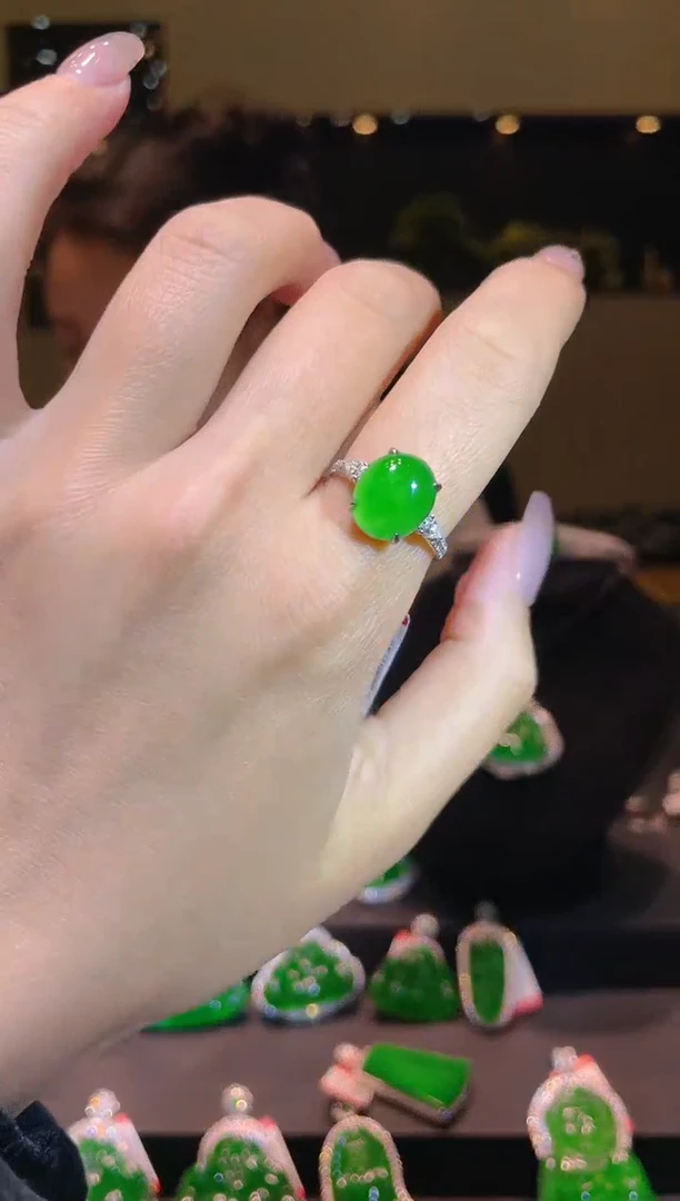 【闪购商品】翡翠吊坠(不含链)18K金镶嵌A83