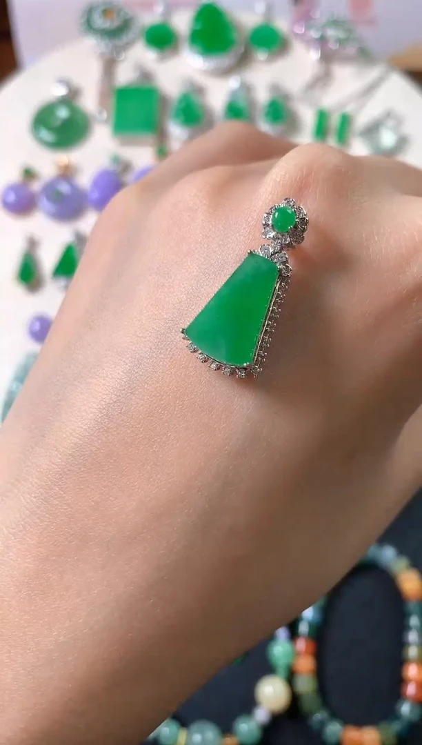 吊坠(赠链)18K金镶嵌翡翠吊坠