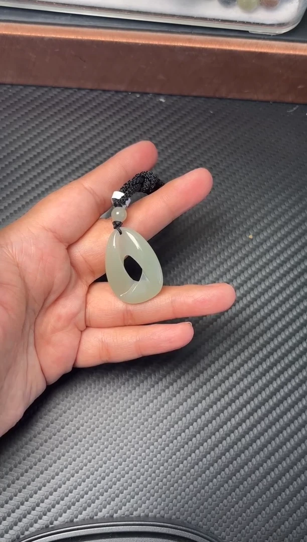 吊坠(赠链)未镶嵌和田玉且末微色差近矿吊坠j