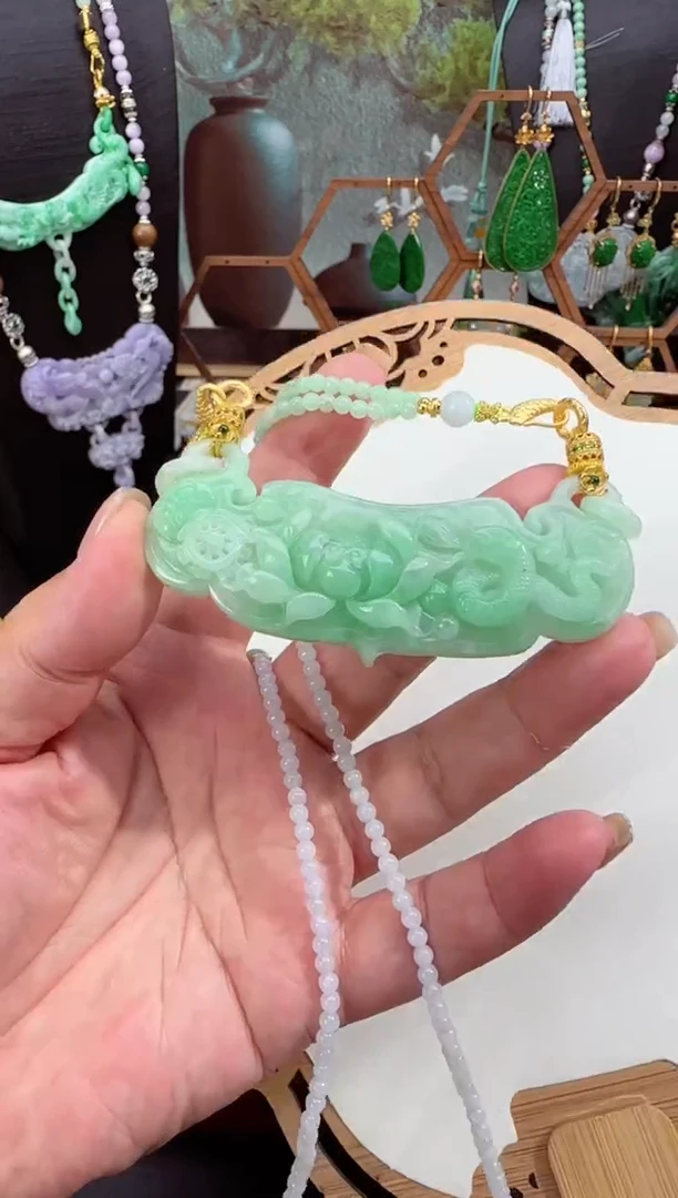 翡翠未镶嵌颈饰拍照