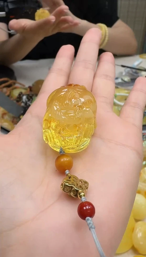 未镶嵌琥珀裸石如图