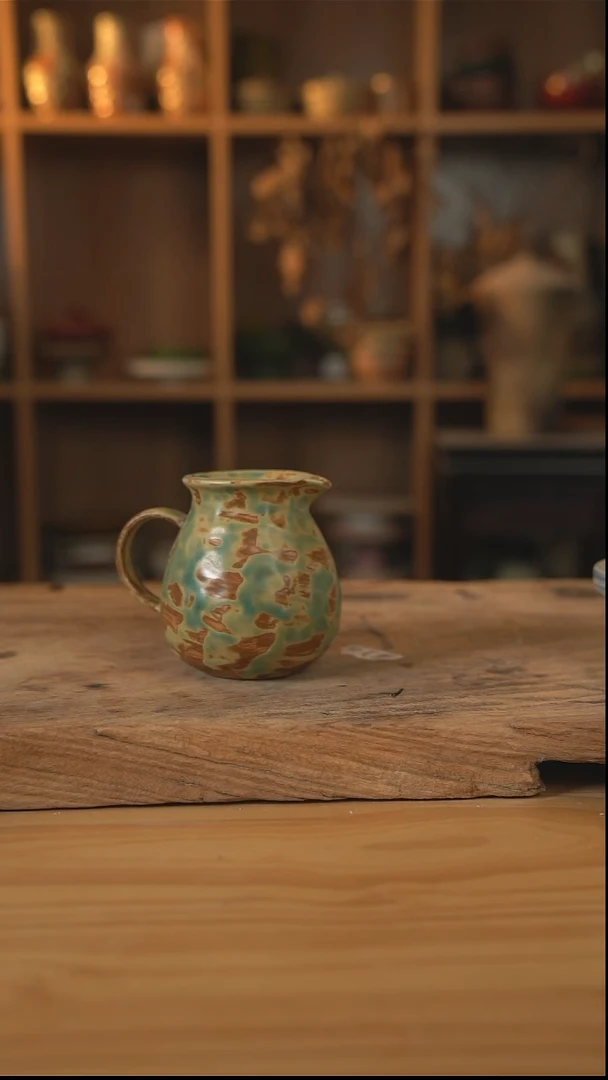 黄绿色系列的企鹅奶壶