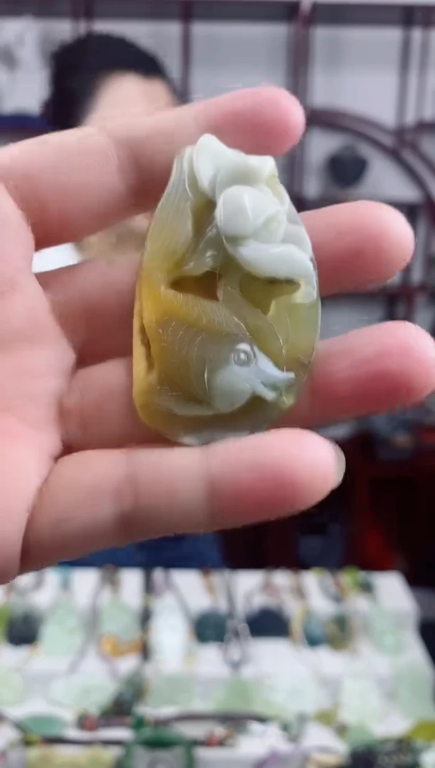 未镶嵌岫玉颈饰1