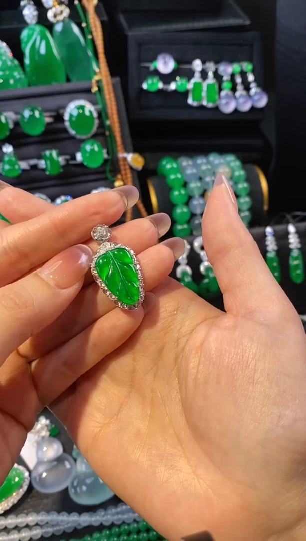 颈饰18K金镶嵌翡翠叶子吊坠5112410