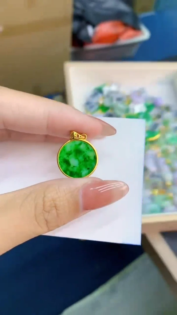 翡翠未镶嵌颈饰           1