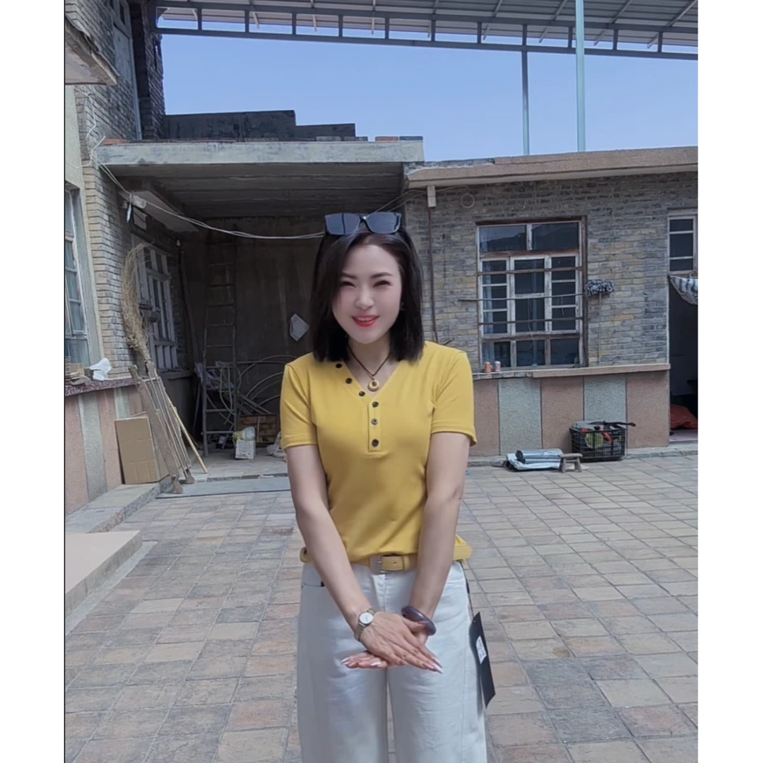 艳艳家 新款v领侧边扣子显瘦洋气T恤