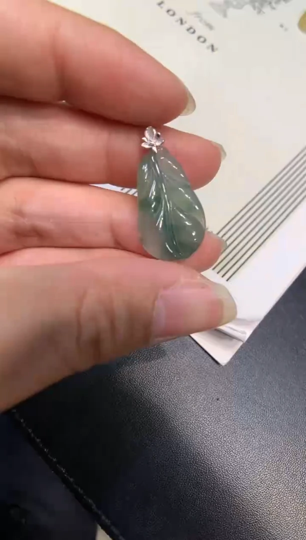 颈饰18K金镶嵌翡翠叶子