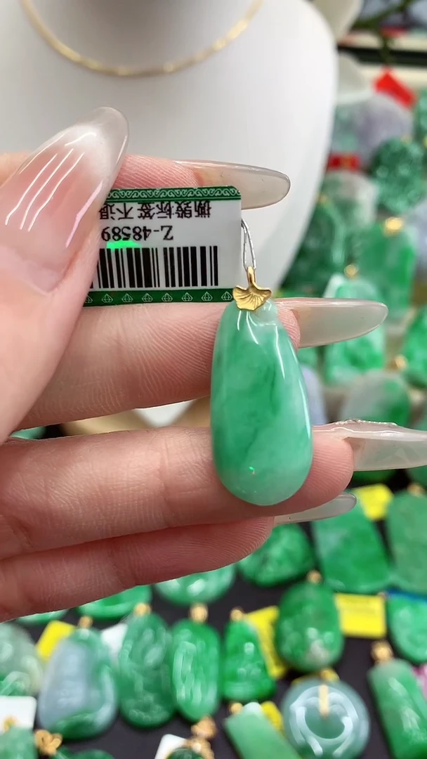 翡翠18K金镶嵌颈饰挂件