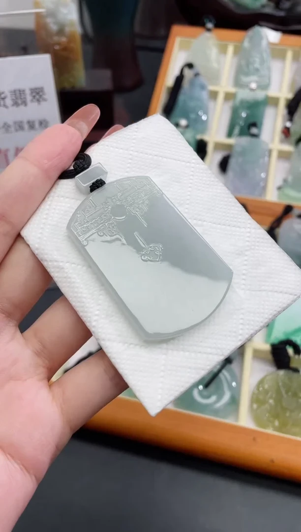 翡翠未镶嵌颈饰无事牌