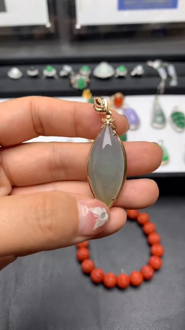 颈饰18K金镶嵌翡翠马眼吊坠