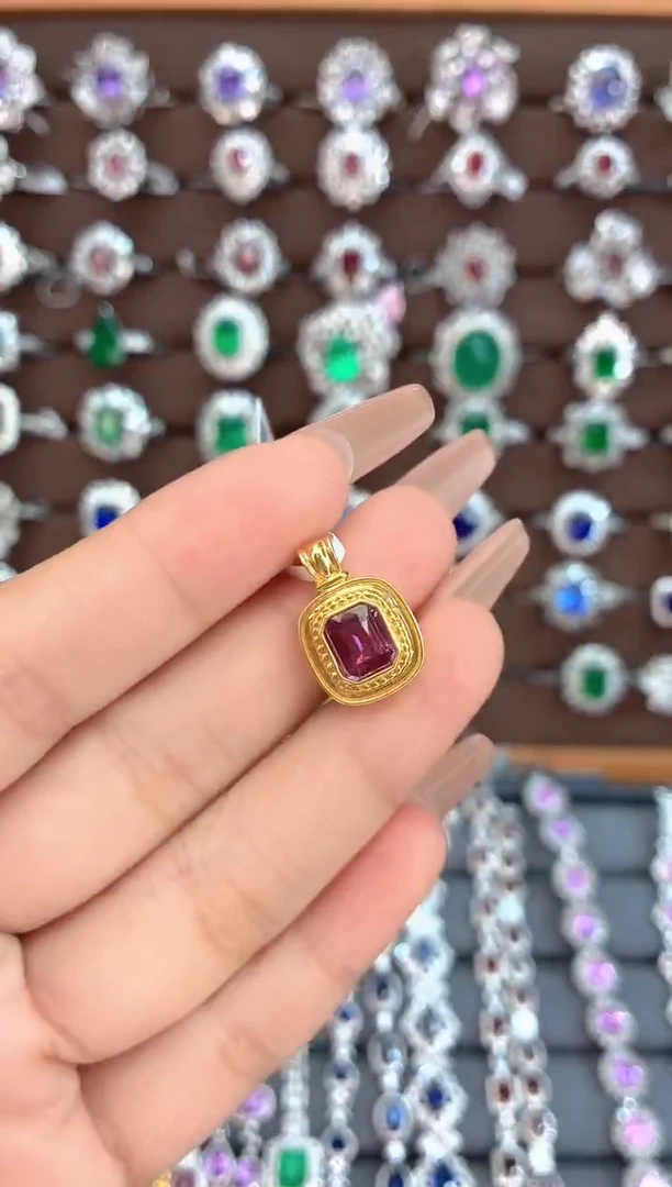 吊坠彩色蓝宝石18K金镶嵌-1.2克拉*无烧
